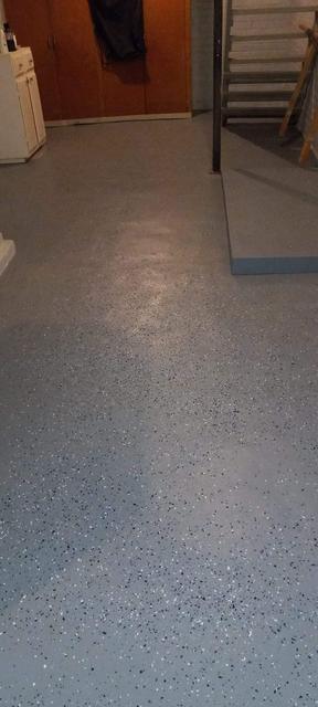 Close-up of decorative flake floor top-coating on an Omaha basement floor